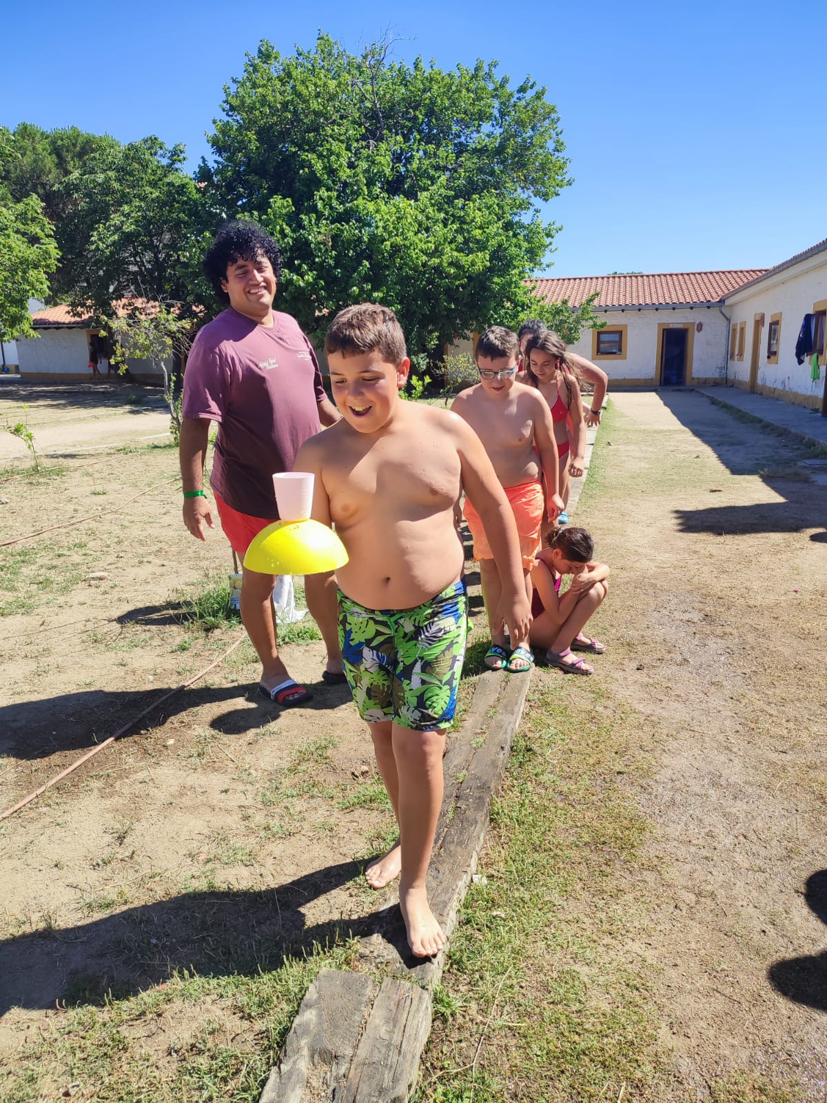 Participantes realizando una de las pruebas de la gymkhana de agua.