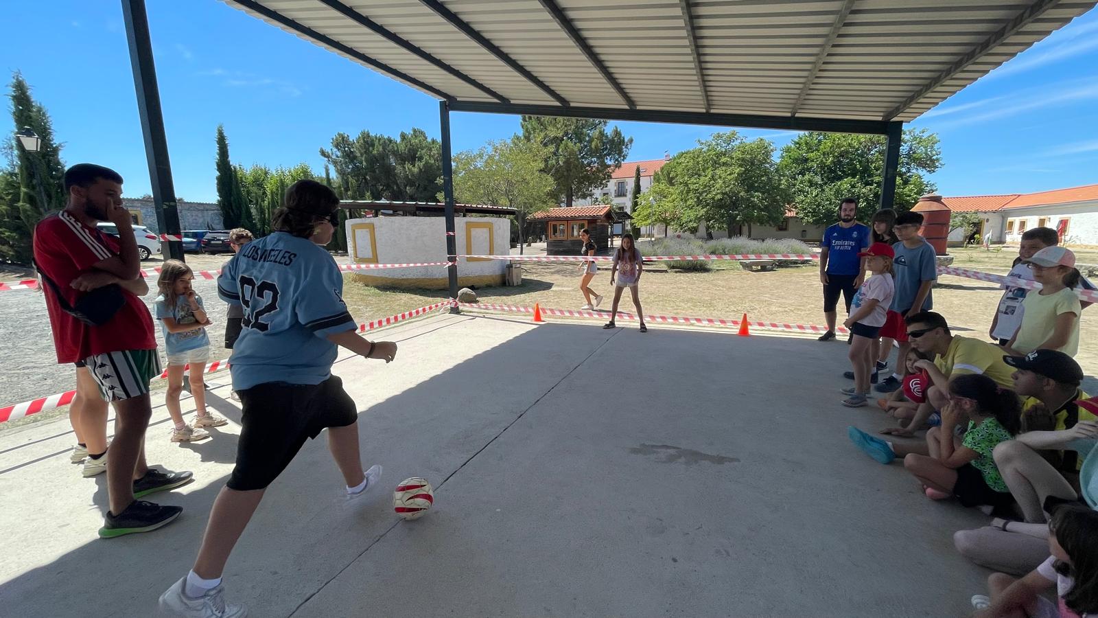 Participantes practicando fútbol.