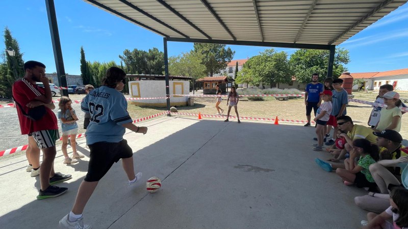 Participantes practicando fútbol.