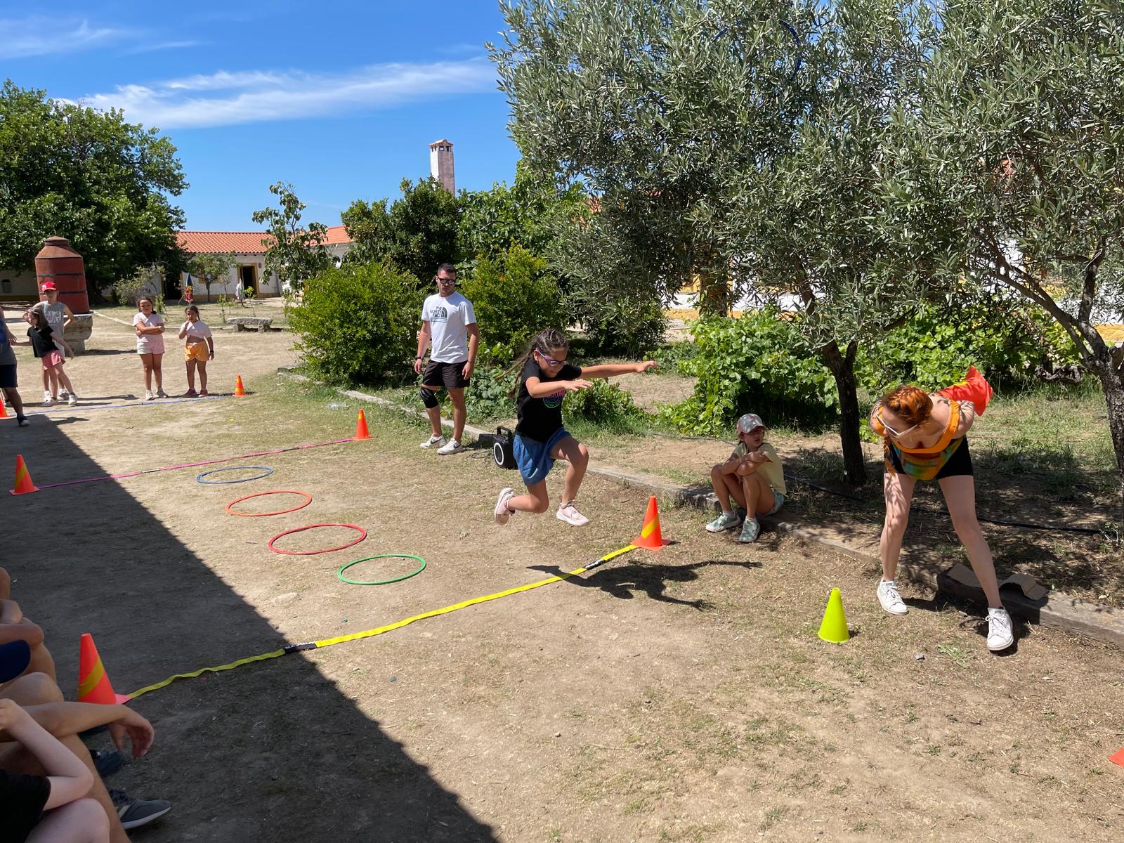 Participantes practicando el triple salto