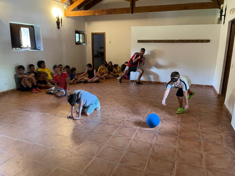 Participantes practicando goalball