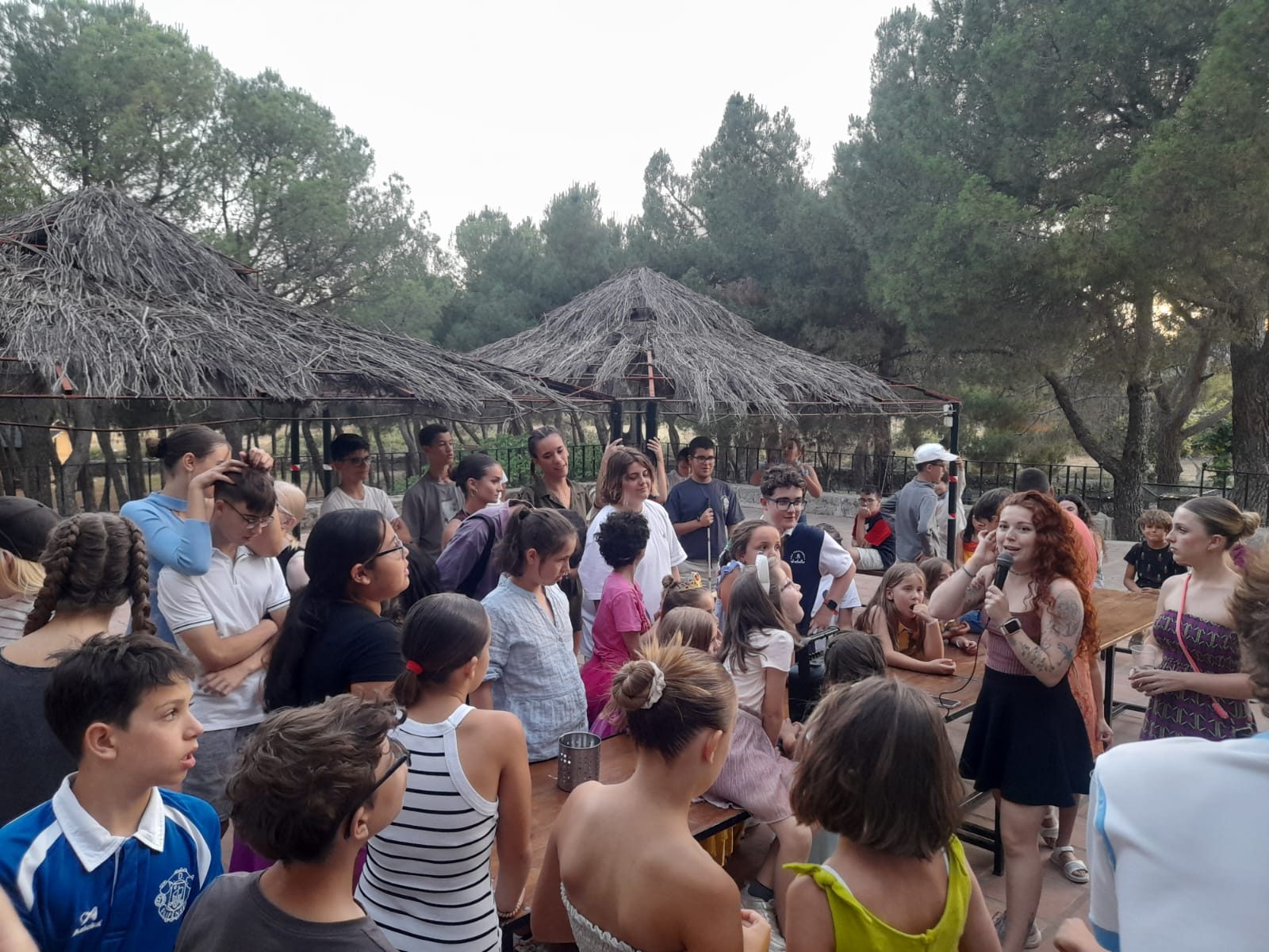 Participantes preparándose para la fiesta final del campamento