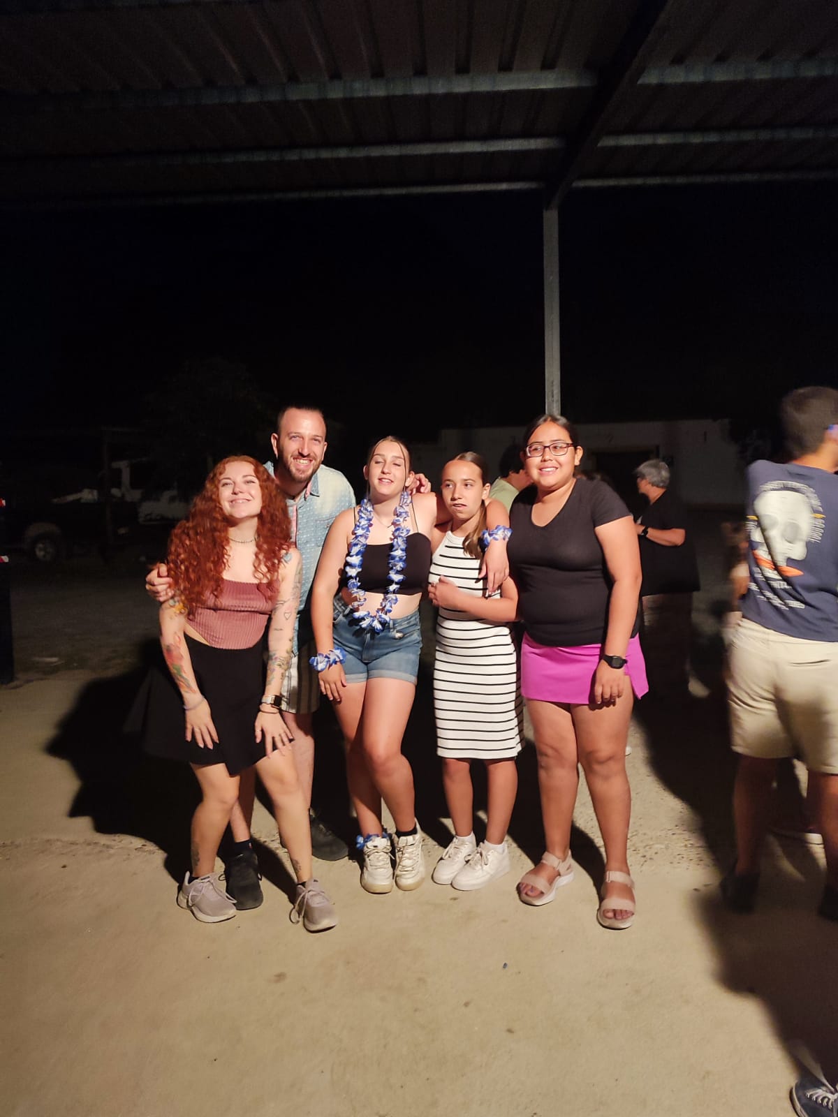 Participantes en la fiesta de fin del campamento.