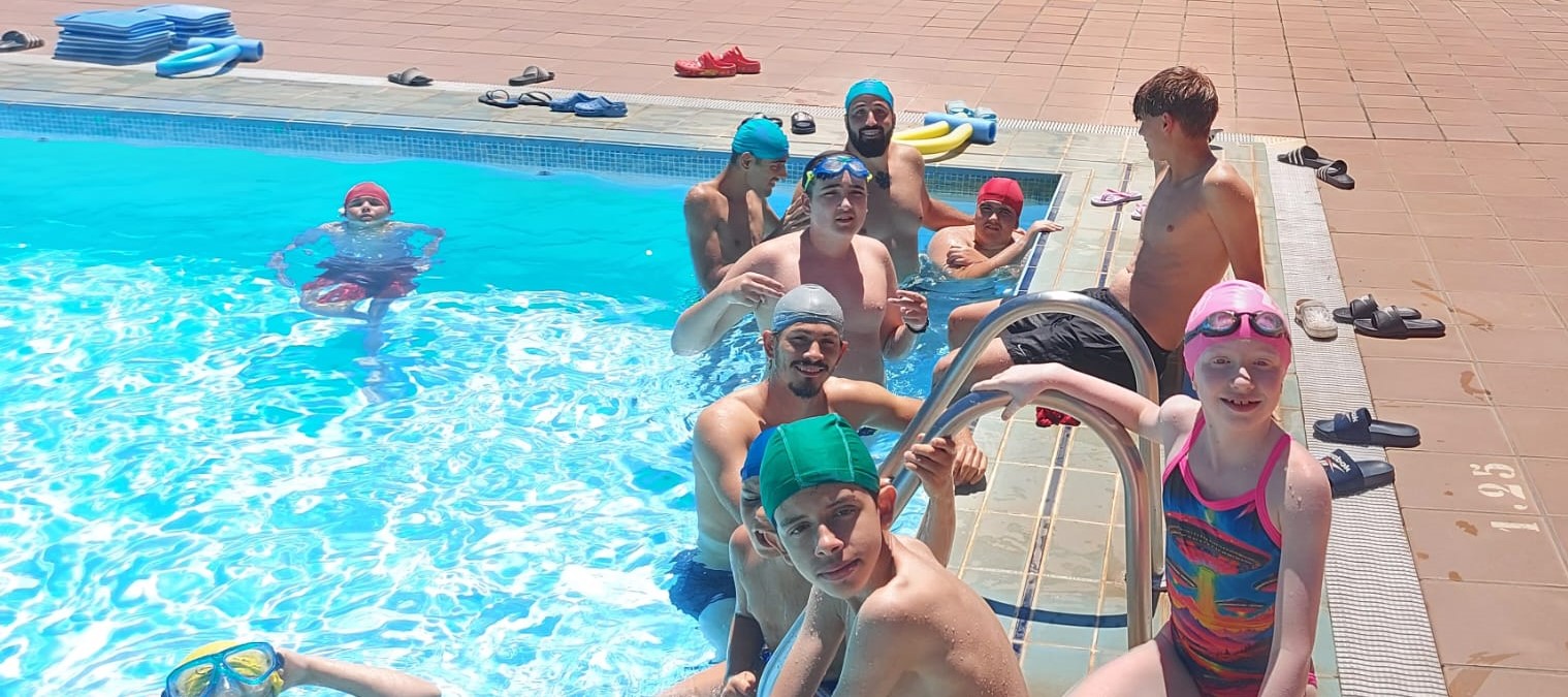 Participantes en la piscina.