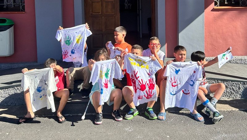 Participantes con sus camisetas pintadas a mano.