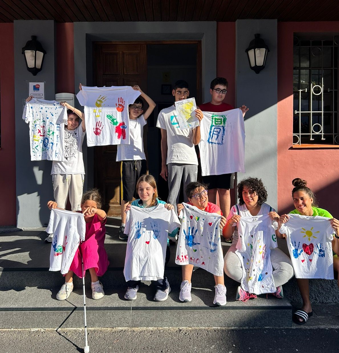 Participantes con sus camisetas pintadas a mano.