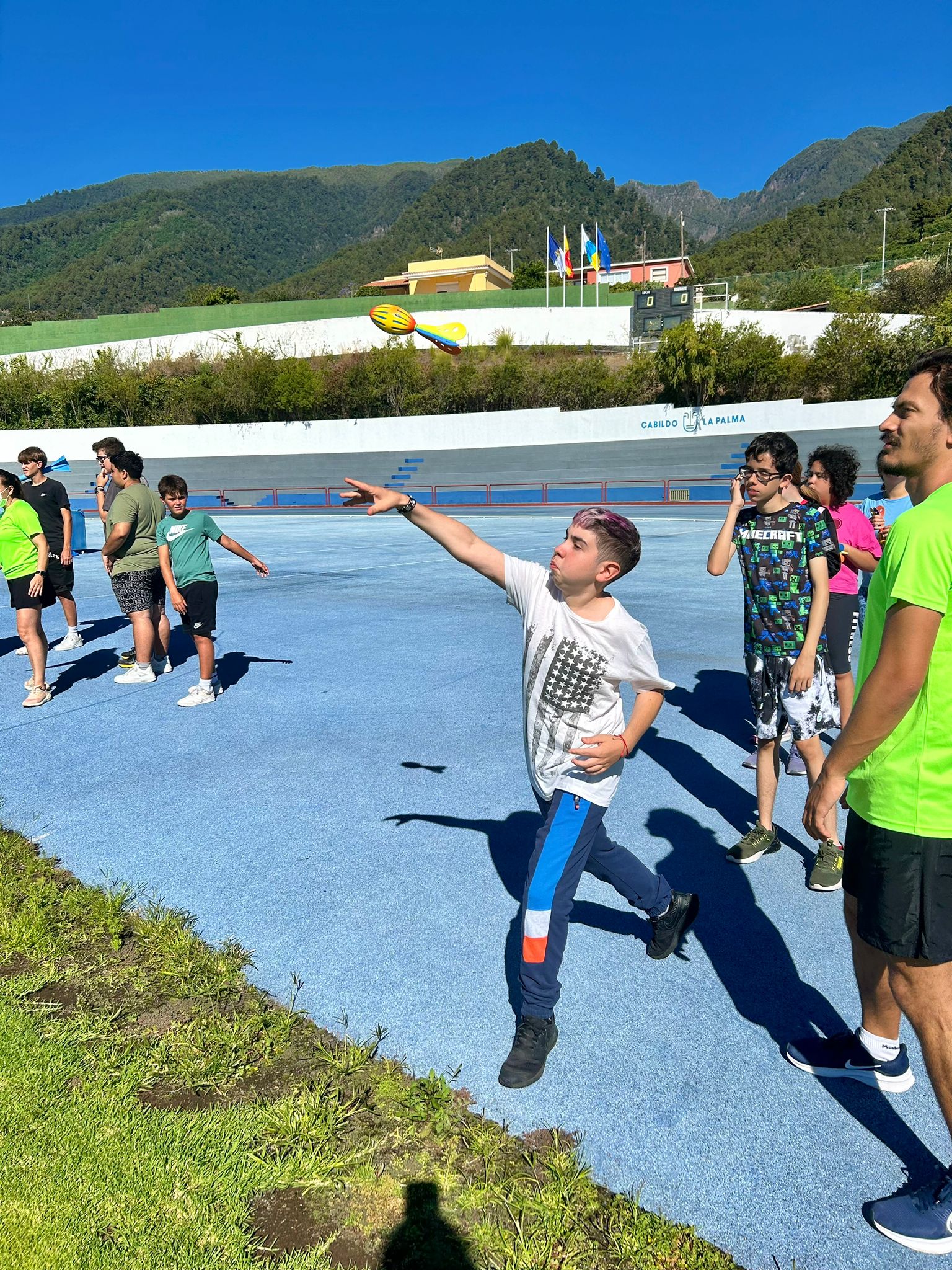 Participantes practicando el lanzamiento de jabalina.