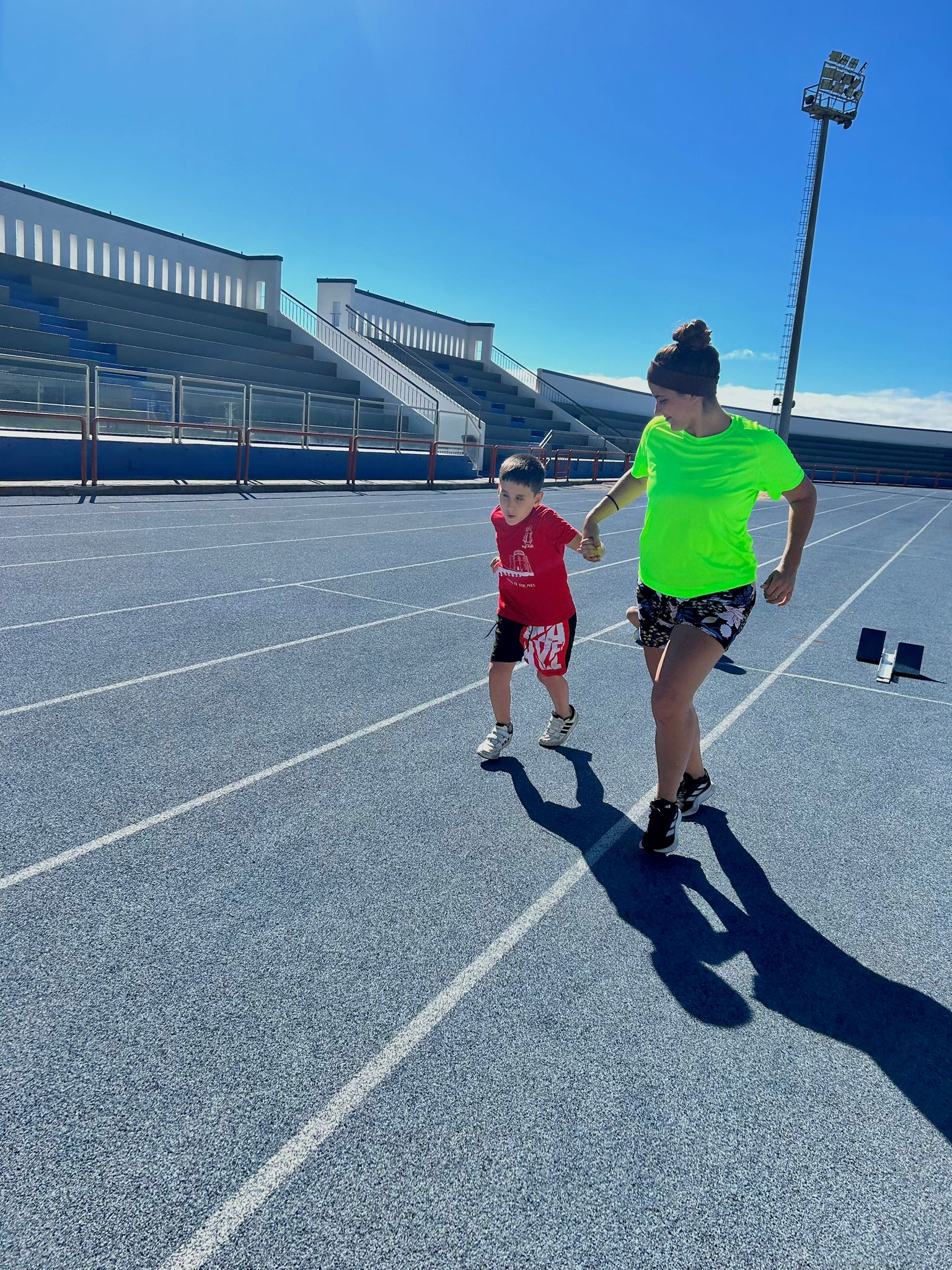 Participante y monitora practicando Atletismo