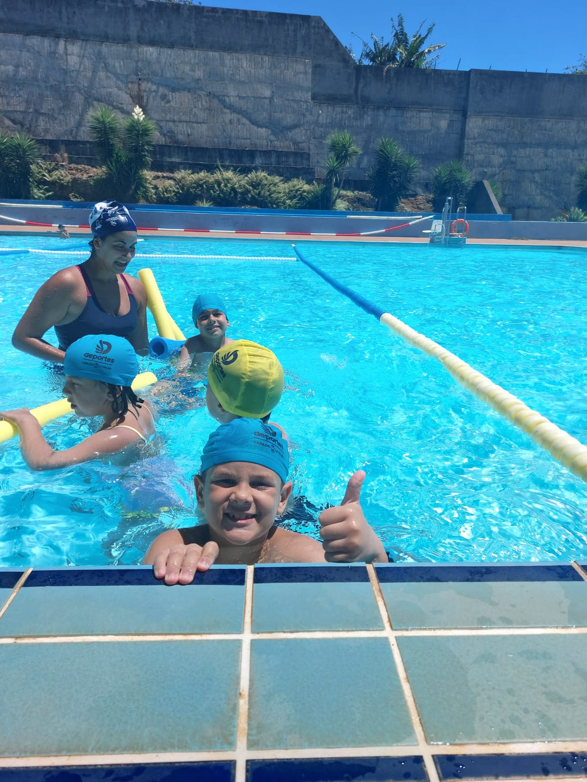 Participantes en la piscina.