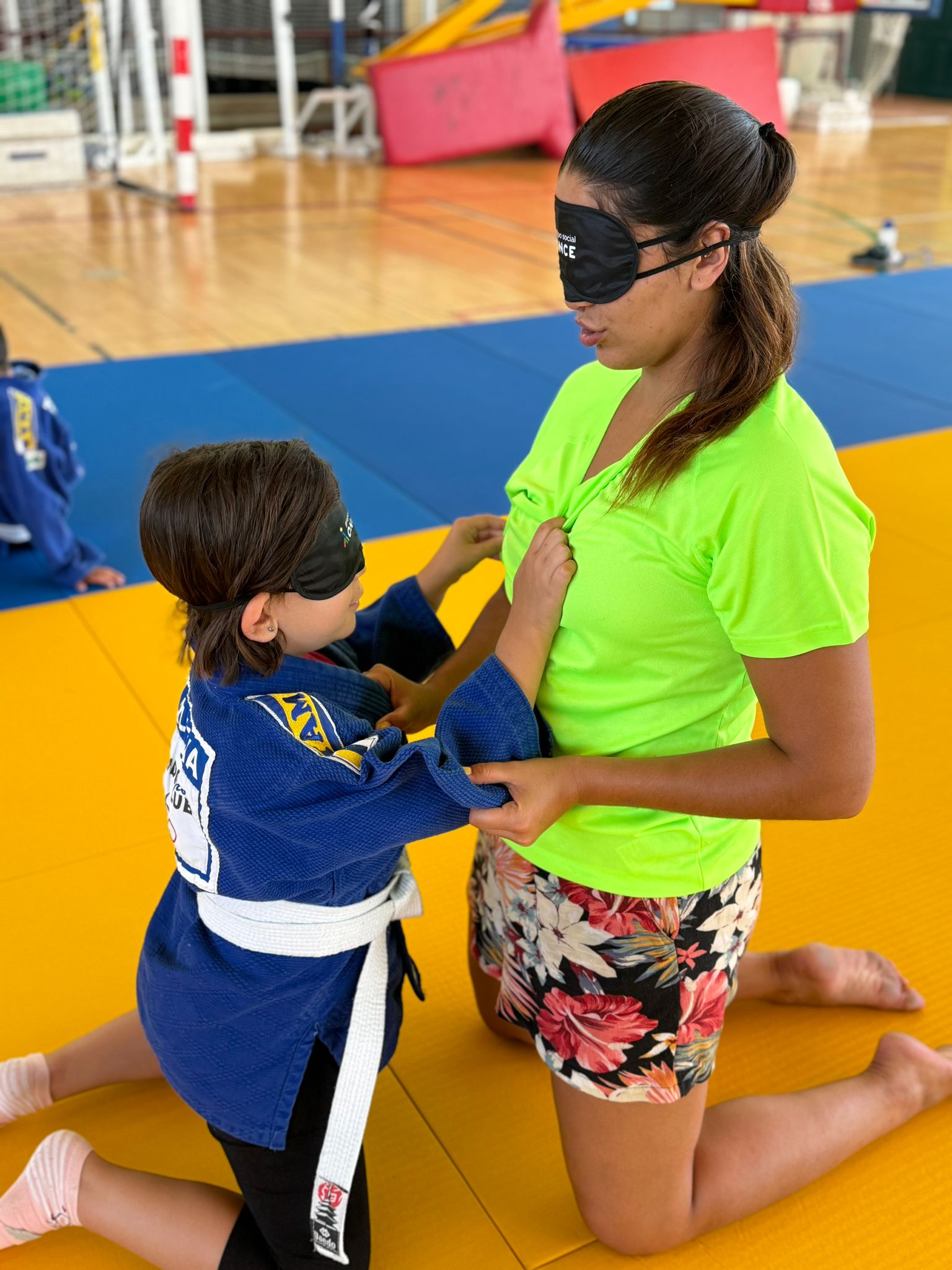 Participantes en el taller de judo.