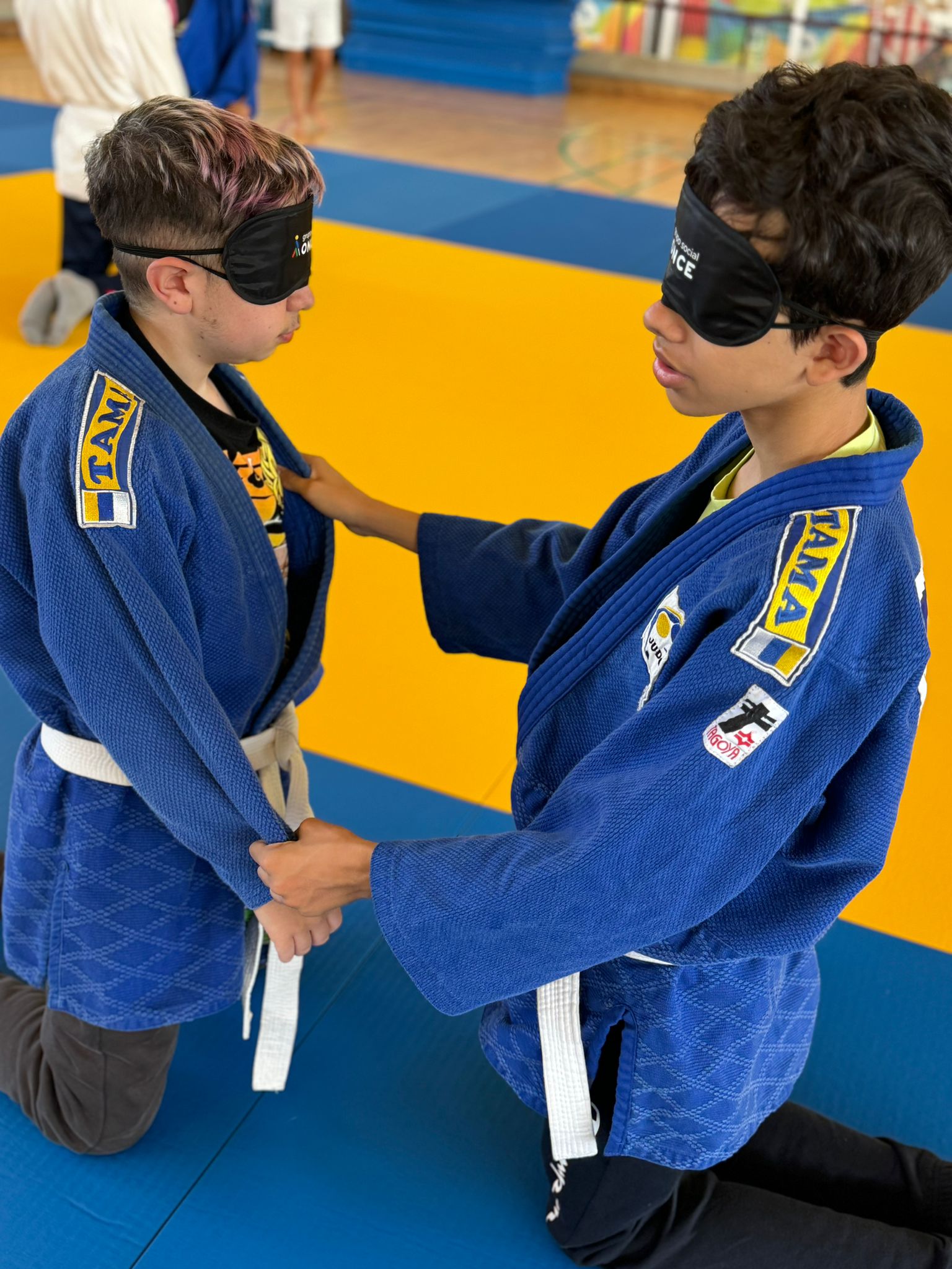 Participantes en el taller de judo.