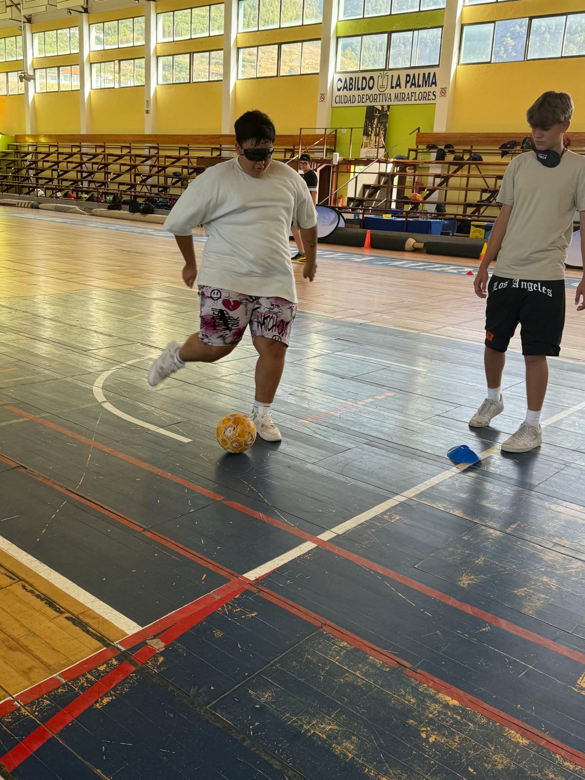 Participantes en la ciudad deportiva practicando fútbol.