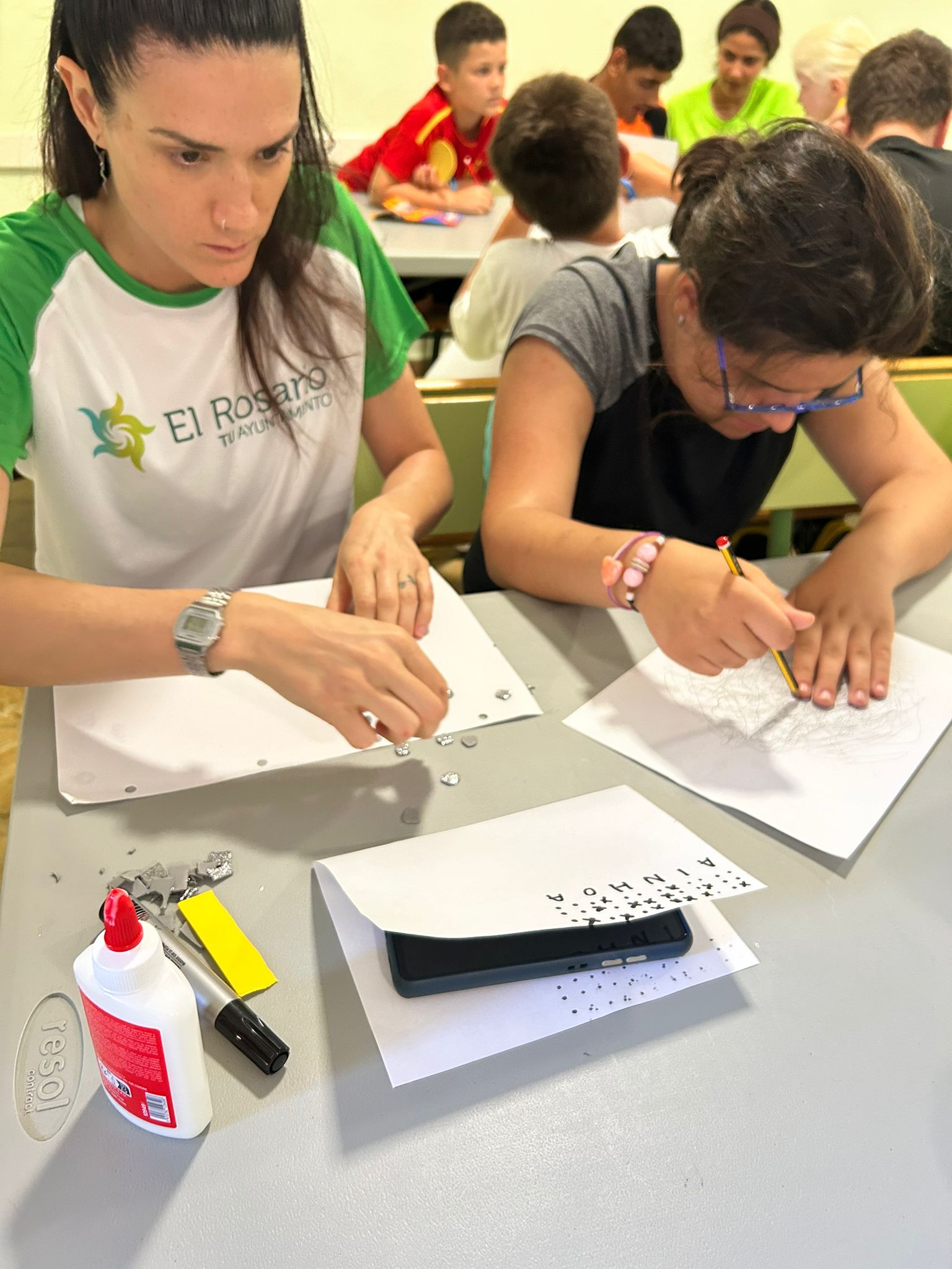 Participantes diseñando medallas olímpicas para la entrega de premios.