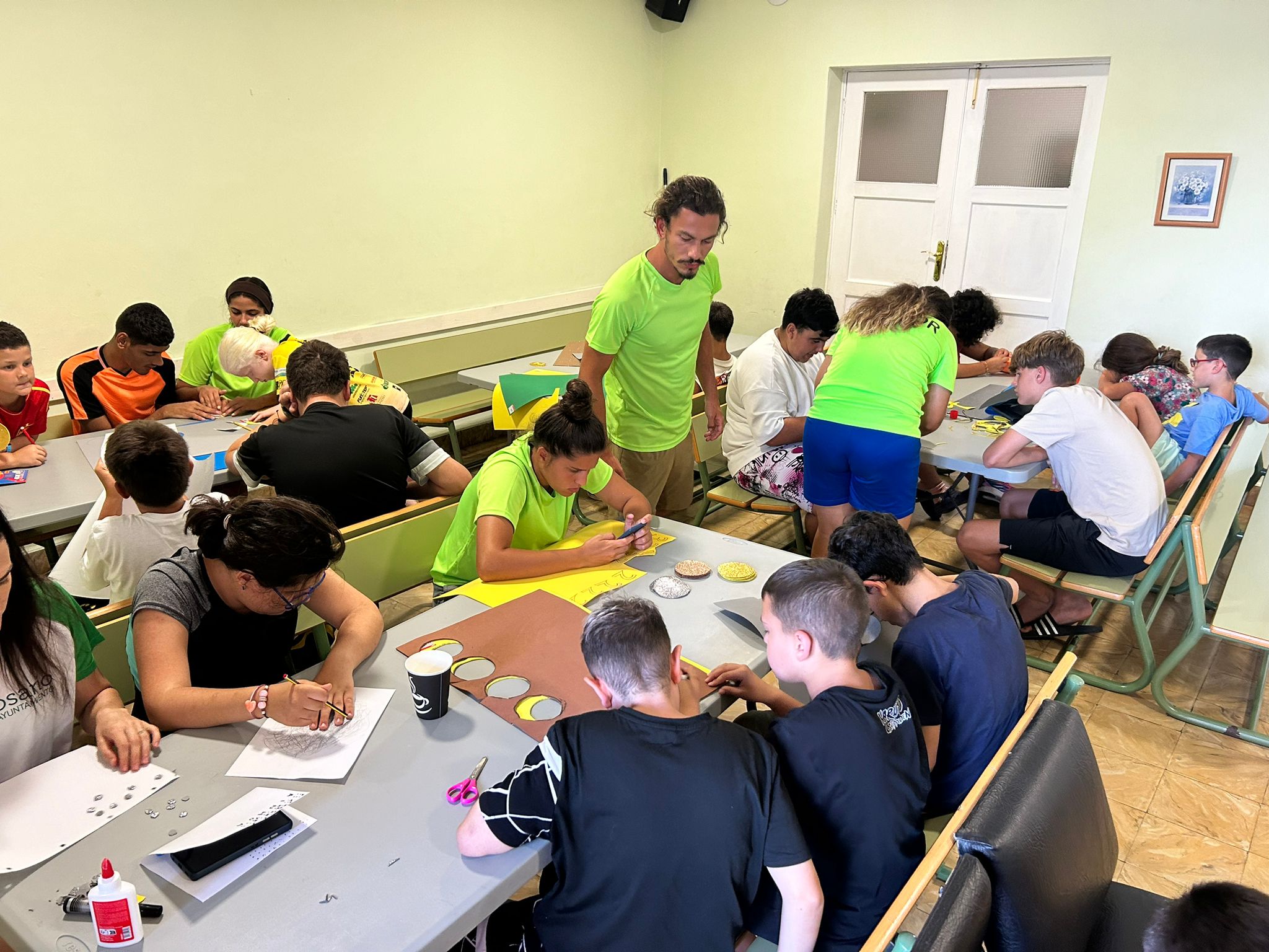 Participantes diseñando medallas olímpicas para la entrega de premios.