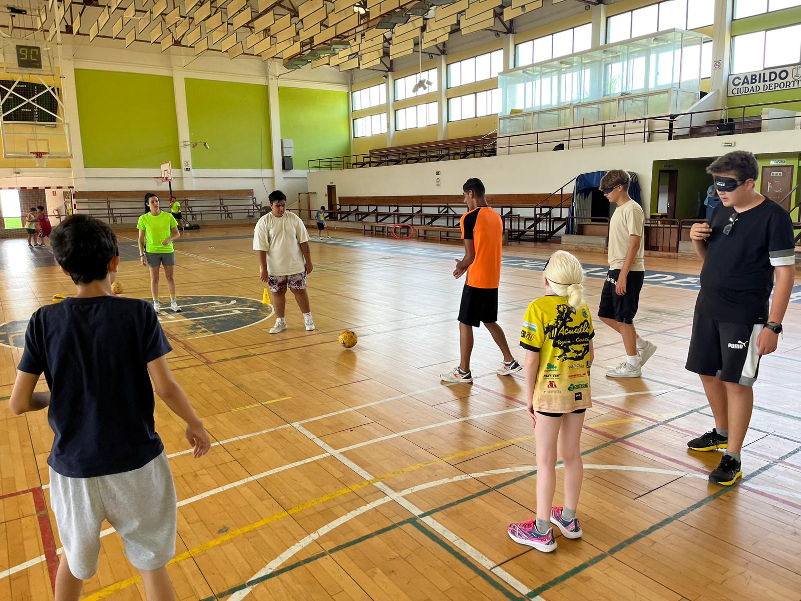 Participantes en la ciudad deportiva practicando fútbol.