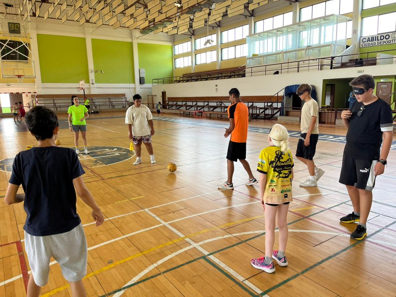 Participantes en la ciudad deportiva practicando fútbol.