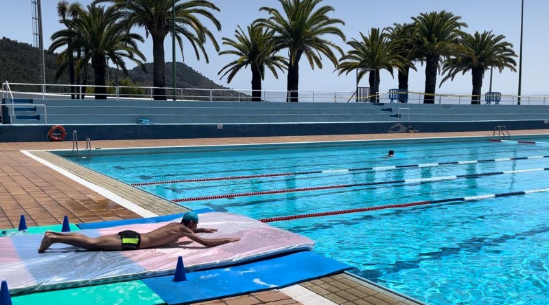 Participantes disfrutando de juegos en la piscina.