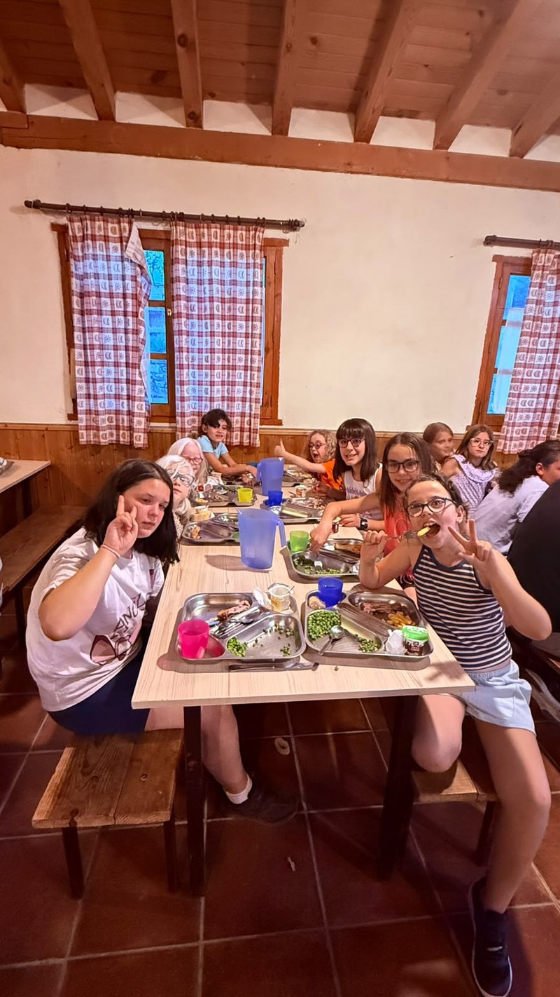  Foto de uno de los grupos de pequeños en el comedor disfrutando de la comida