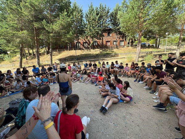 Lectura del buzón donde los acampados escriben cartas a sus compañeros