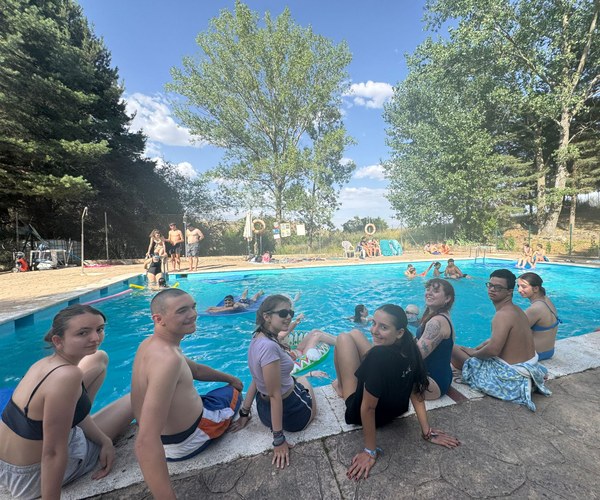 Algunos del grupo de mayores disfrutando de la piscina