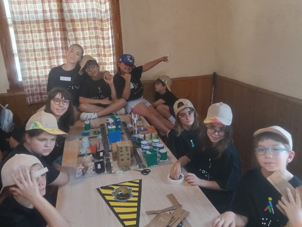 Uno de los grupos de pequeños terminando su Ciudad Ideal