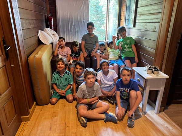Algunos de los acampados en el pasillo de las habitaciones