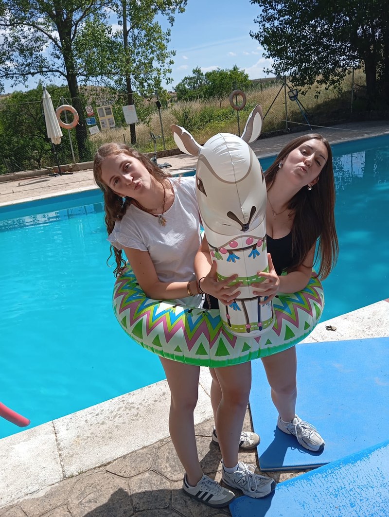 27.06 Dos acampadas posando en la piscina.jpeg