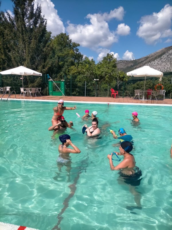 Participantes disfrutando de un baño en la piscina