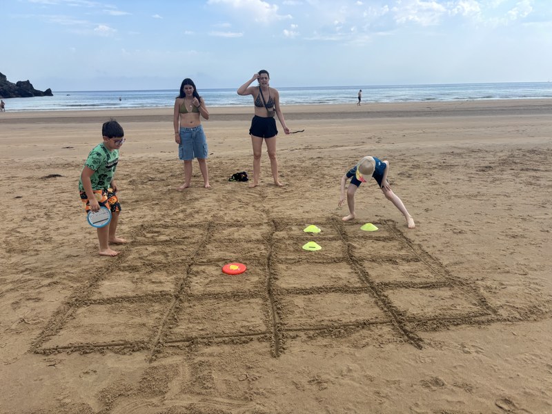 25.06 Tres en raya playa.jpeg