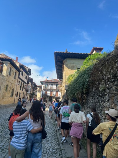 Participantes caminando por las calles empedradas de Santillana del Marde