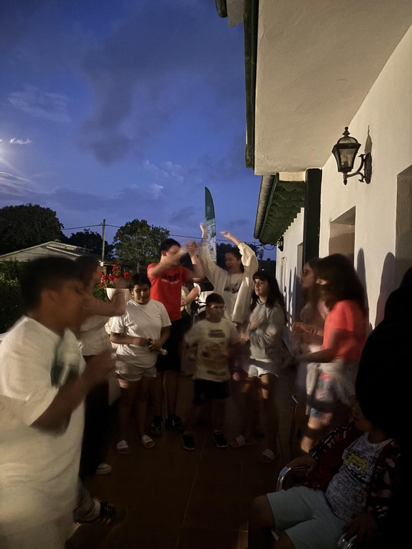 Foto nocturna, algo borrosa por el movimiento del baile durante la velada