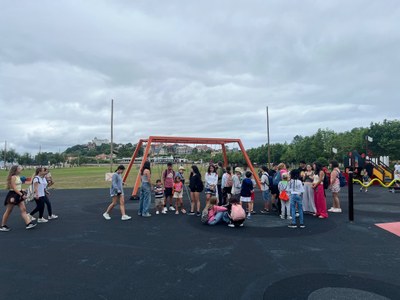 Grupo de participantes de pie en el parque escuchando las instrucciones del día