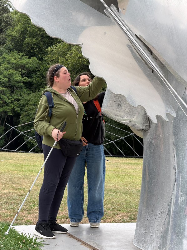 Participante tocando una escultura situada en los jardines del Palacio de la Magdalena.