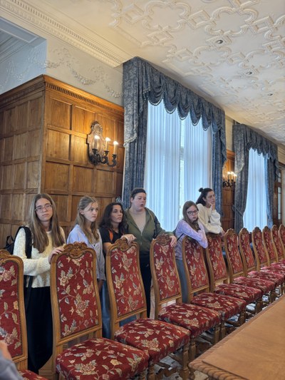 Participantes de pie tras unas sillas de uno de los comedores del Palacio de la Magdalena