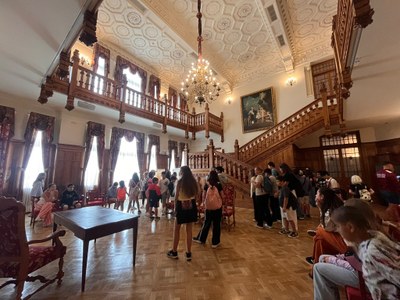 Participantes explorando el recibidor del Palacio de la Magdalena