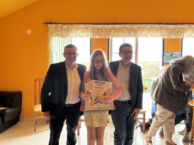 Ganadora del segundo premio recibiendo su regalo junto a los representantes de la visita institucional