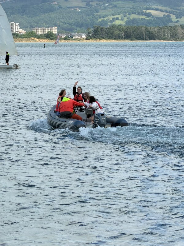 Participantes disfrutando de un paseo en lancha por la bahía