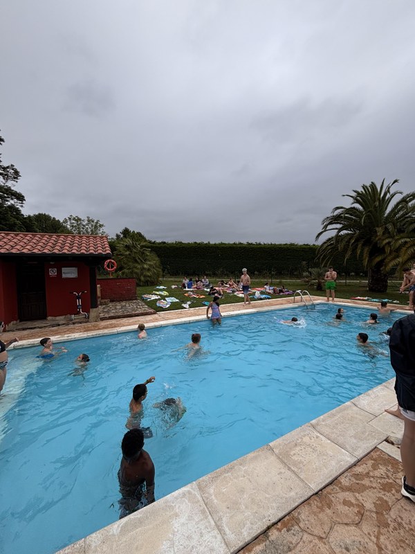 Jugando en la piscina aunque esté nublado