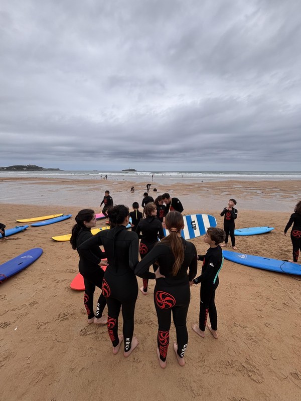 30.06 PLAYA SURF.jpeg Participantes a la orilla del mar con sus tablas de surf