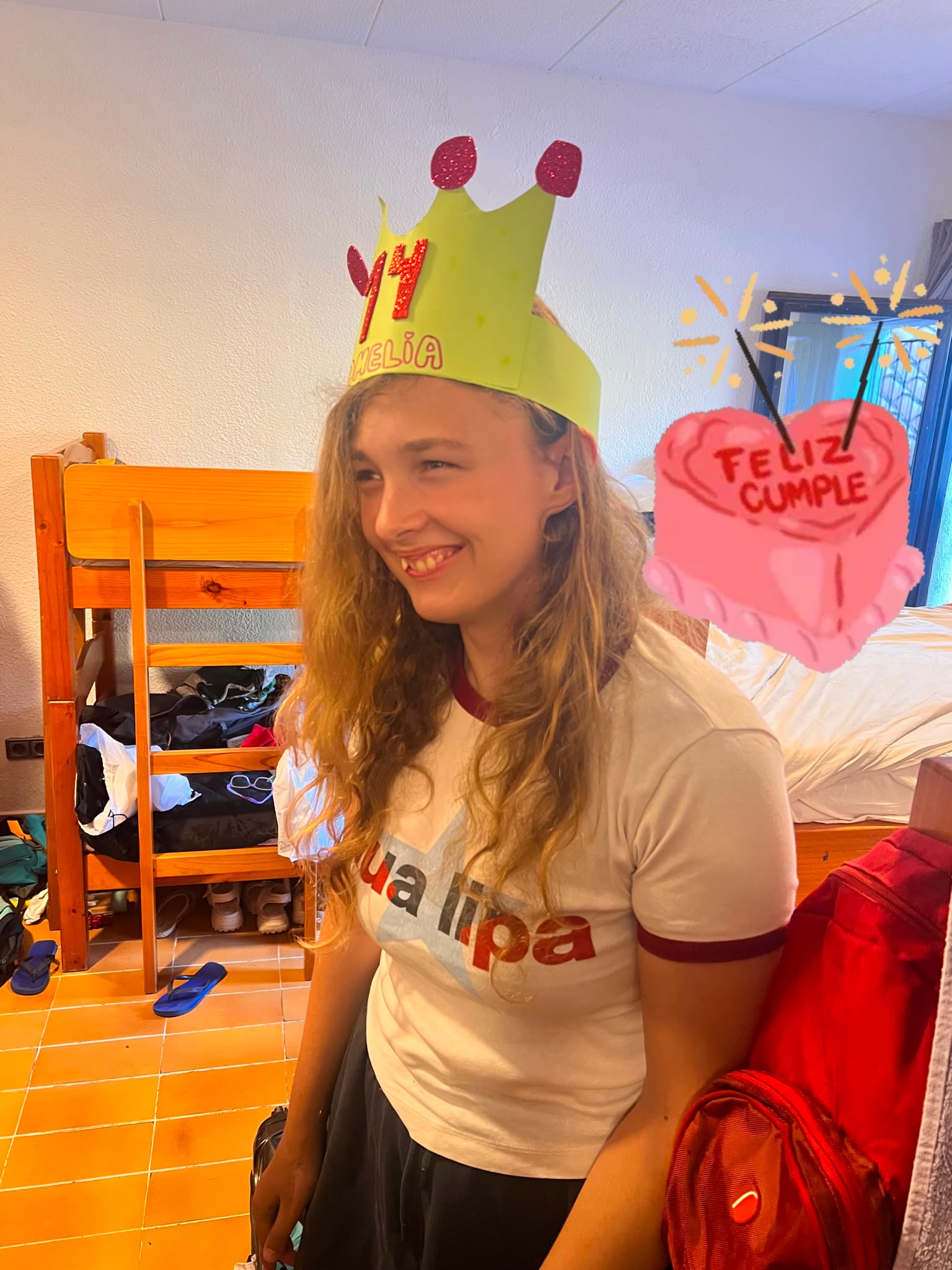 01.07 Amelia con su sombrero de cumpleaños.jpg