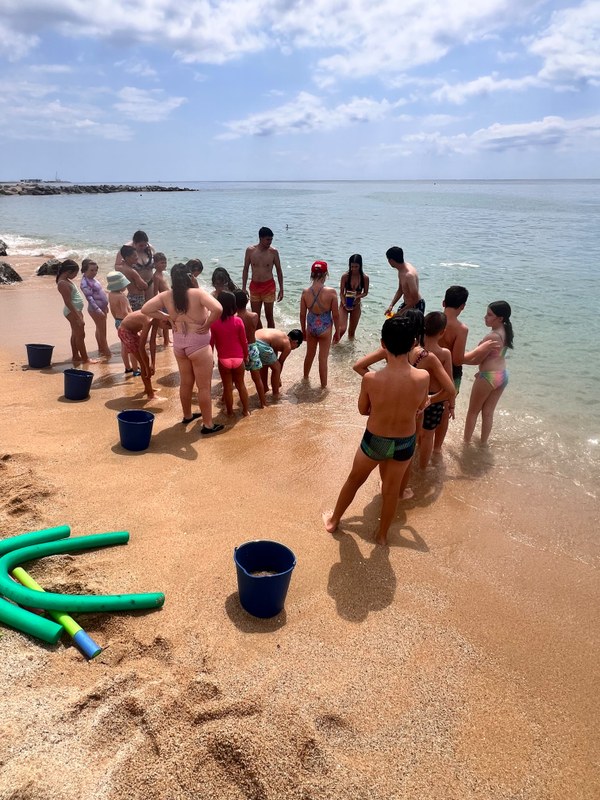 Campistas en la playa jugando con la arena