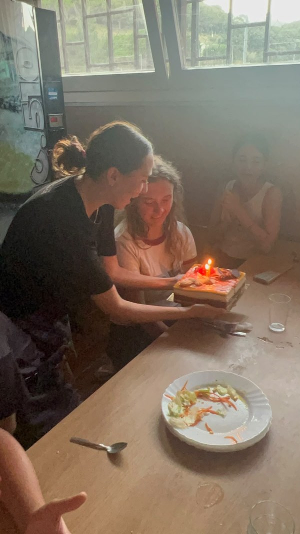 Emilia recibiendo su tarta de cumpleaños con la vela encendida