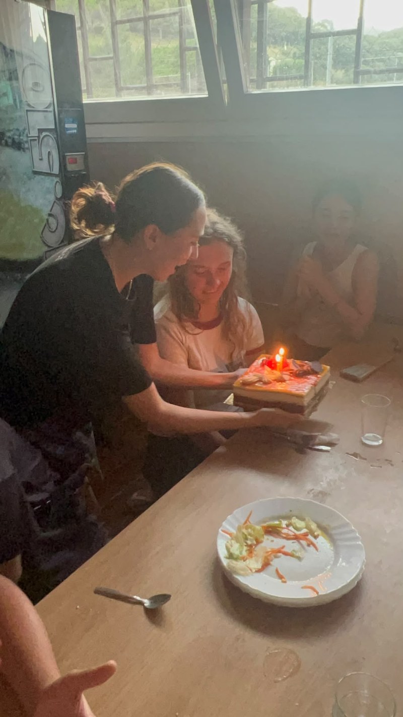 02.07 Emilia recibiendo su tarta de cumpleaños.jpg