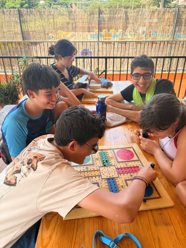 03.26- jugando al parchís.jpg Participantes jugando al parchís