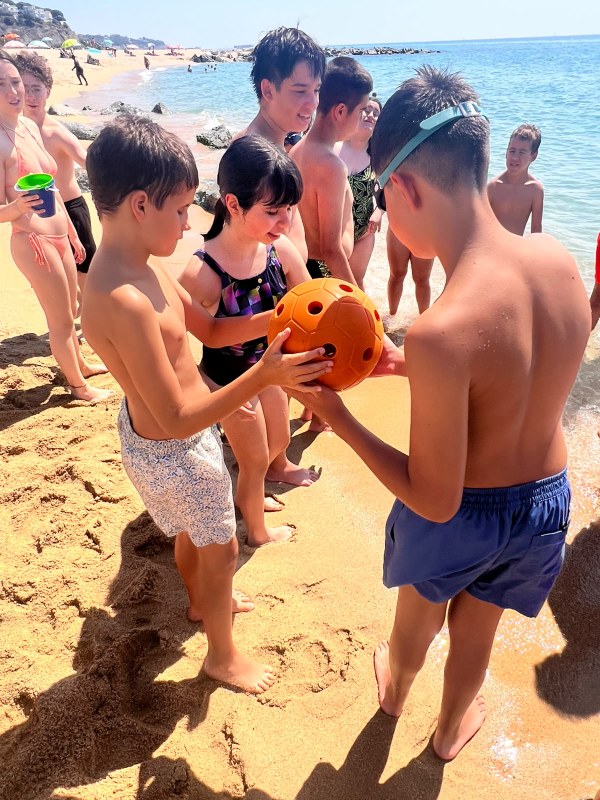 Participantes en la playa durante la actividad de Goalball 