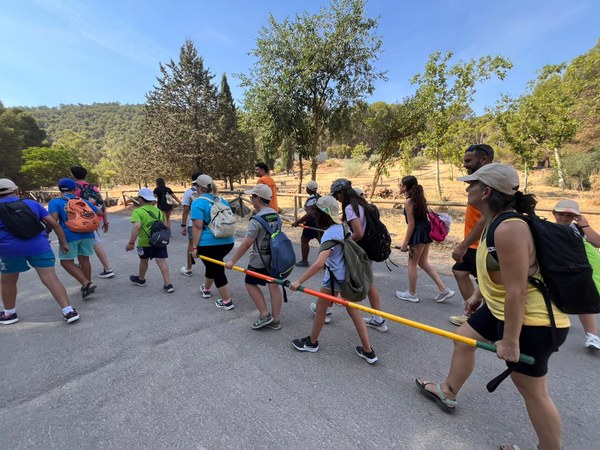 Participantes de ruta de senderismo con barras direccionales