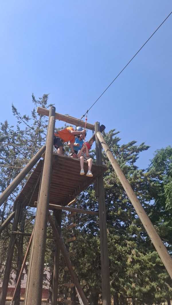 Torre de tirolina con un participante a punto de lanzarse