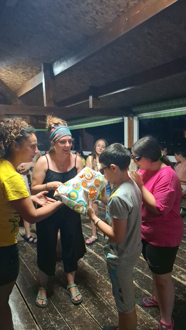 29.06 Regalo cumpleaños.jpg Juan de Dios y su hermana recibiendo el regalo de cumpleaños