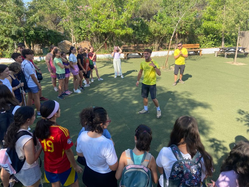 01.07 Explicación al grupo de las actividades de aventura.jpg