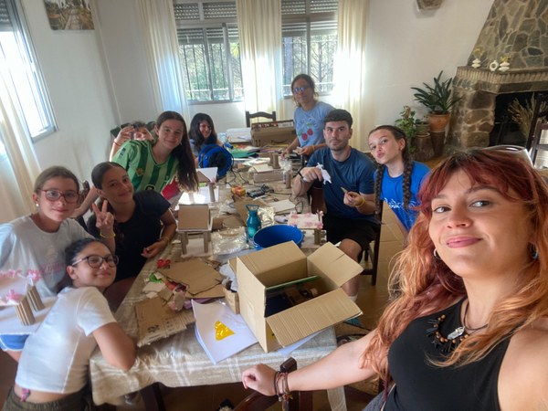 02.07-Equipo de producción artística.jpg Grupo de participantes sentados alrededor de una mesa trabajando en el proyecto de arquitectura